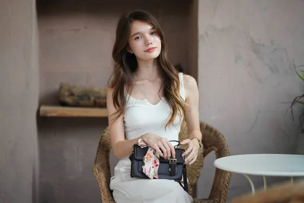Joven Mujer Hermosa Posando Interior Retrato Moda Una Mujer Hermosa —  Fotos de Stock