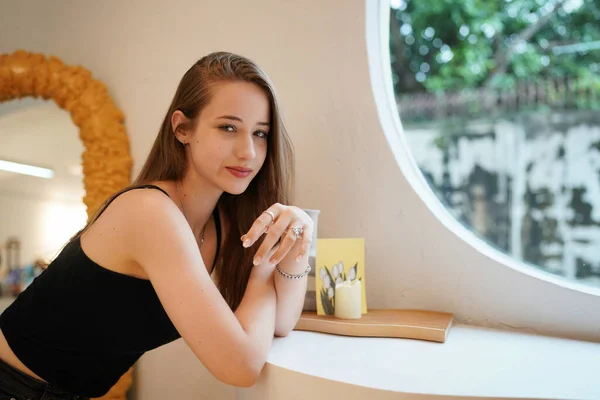 Genç Güzel Çekici Bir Kadın Uzun Kahverengi Saçlı Kafede Siyah — Stok fotoğraf