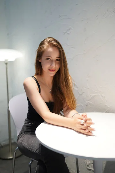 Młoda Piękna Atrakcyjna Kobieta Długimi Brązowymi Włosami Czarnej Sukience Kawiarni — Zdjęcie stockowe