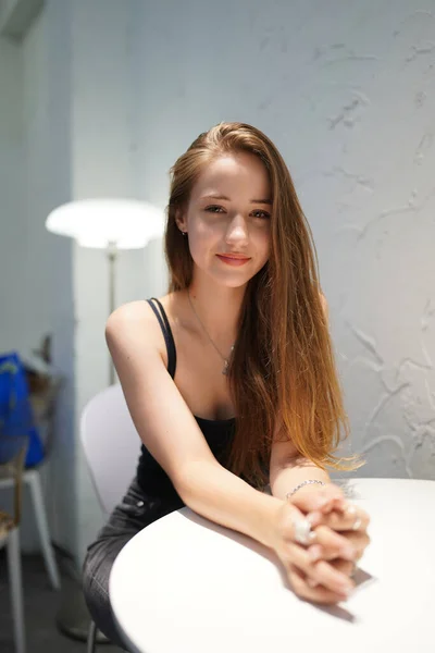 Genç Güzel Çekici Bir Kadın Uzun Kahverengi Saçlı Kafede Siyah — Stok fotoğraf