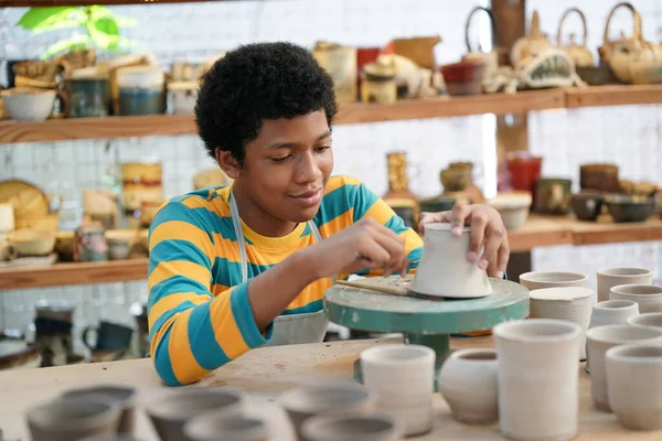 Çömlekçide seramik ürünleri olan yaratıcı bir çömlekçinin ya da iş sahibinin portresi