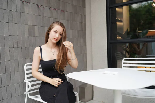 Молодая Красивая Привлекательная Женщина Длинными Каштановыми Волосами Черном Платье Кафе — стоковое фото