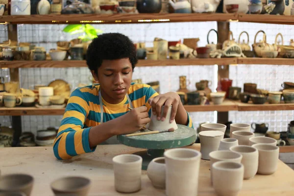 Young Afro Teenager Hand Potter Making Clay Vase Pottery Workshop — Stock Photo, Image