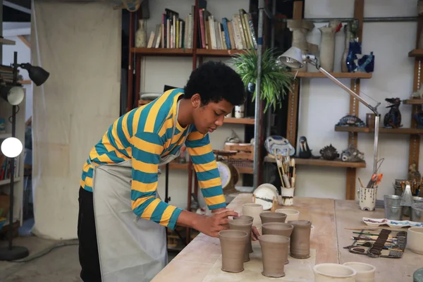 Jeune Afro Adolescent Potier Main Faisant Vase Argile Dans Atelier — Photo
