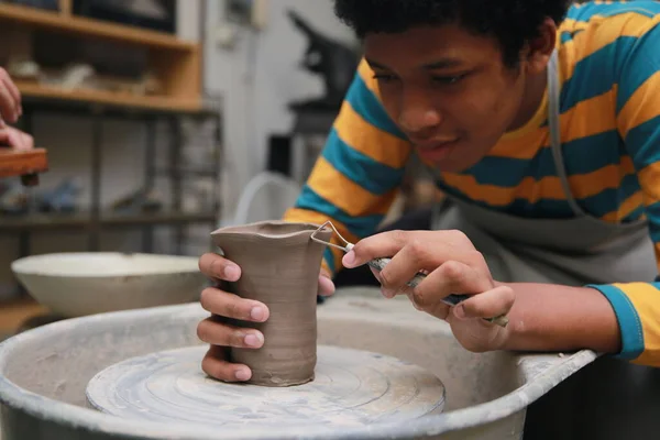 年轻的非洲少年手工陶工在陶器作坊里做粘土花瓶 — 图库照片