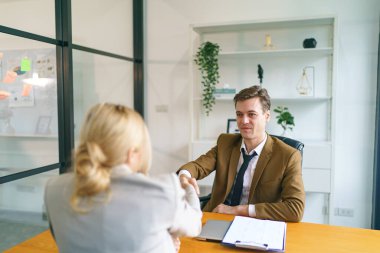 Ofiste çalışan iş adamları. Takım çalışması başarı iş yeri kavramını karşıladı.