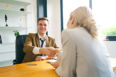 Ofiste çalışan iş adamları. Takım çalışması başarı iş yeri kavramını karşıladı.