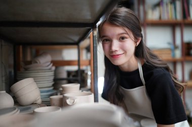 Kadın bağımsızlığı, iş, hobi. Seramik çömlek yapan kadın