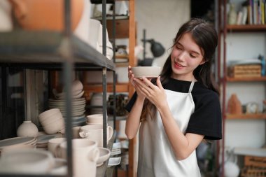 Kadın bağımsızlığı, iş, hobi. Seramik çömlek yapan kadın