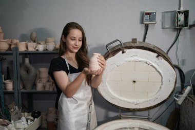 Seramik çömlek yapan güzel bir kadın. Kadın için serbest meslek, iş, hobi kavramı