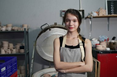 Seramik çömlek yapan güzel bir kadın. Kadın için serbest meslek, iş, hobi kavramı