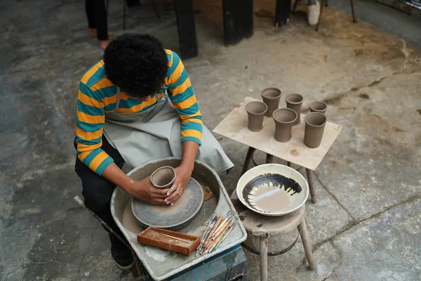 Молодой Афро Подросток Ручной Гончар Делает Глиняную Вазу Керамической Мастерской — стоковое фото