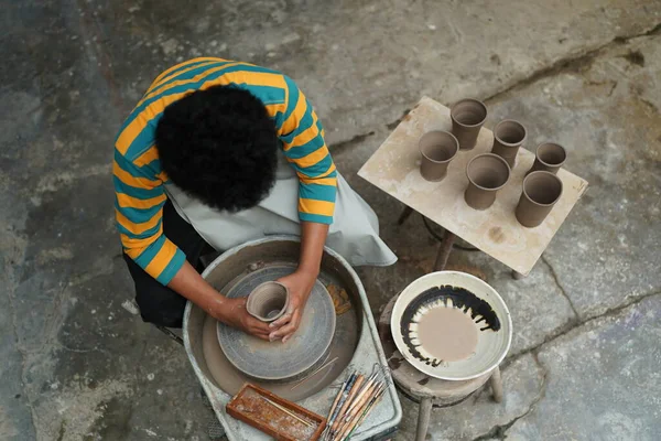 Giovane Afro Adolescente Mano Vasaio Rendendo Vaso Argilla Laboratorio Ceramica — Foto Stock