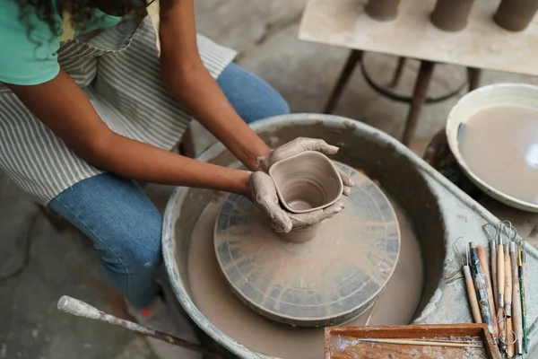 Jovem Afro Menina Mão Oleiro Fazendo Vaso Barro Oficina Cerâmica — Fotografia de Stock
