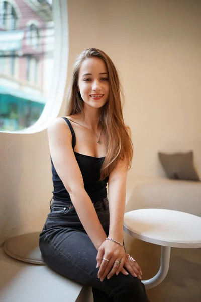 Młoda Piękna Atrakcyjna Kobieta Długimi Brązowymi Włosami Czarnej Sukience Kawiarni — Zdjęcie stockowe