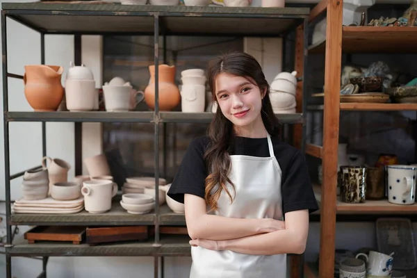 女性自由职业 业余爱好 制作陶瓷陶器的妇女 — 图库照片