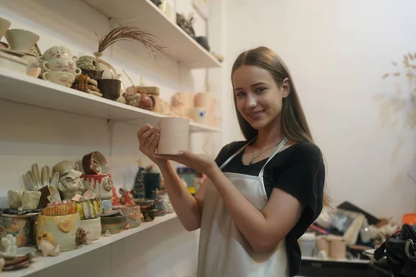 Bella Giovane Donna Artista Ceramica Possesso Ciotola Argilla Sorridente Mentre — Foto Stock