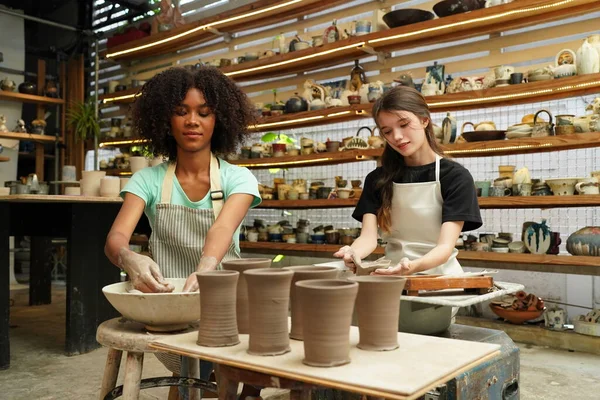 Молодые Девушки Мастерской Керамики Владелец Бизнеса — стоковое фото