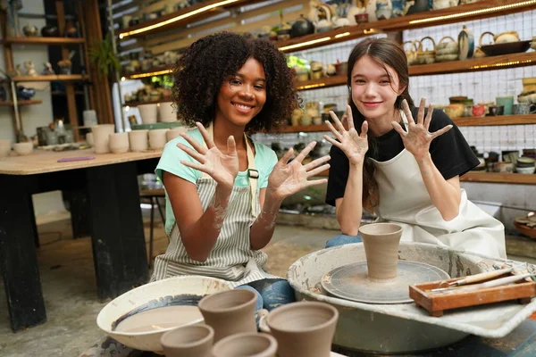 Молодые Девушки Мастерской Керамики Владелец Бизнеса — стоковое фото