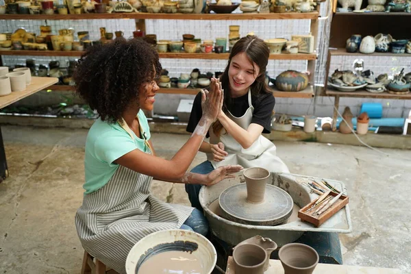 陶芸教室の若い女の子 経営者 — ストック写真