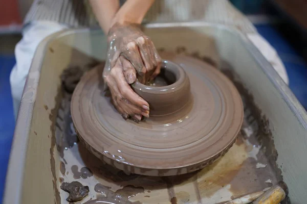 Zbliżenie Widok Rzemieślnik Fartuchu Siedzi Kole Ceramiki Pomocą Narzędzia Rzemiosła — Zdjęcie stockowe