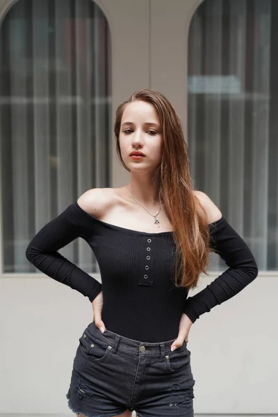 Joven Mujer Hermosa Atractiva Con Pelo Largo Castaño Vestido Negro — Foto de Stock
