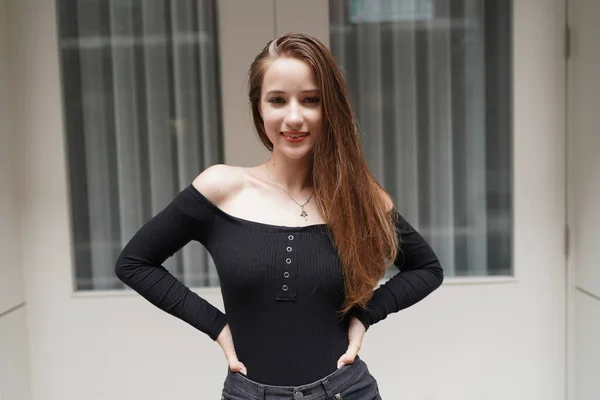 Joven Mujer Hermosa Atractiva Con Pelo Largo Castaño Vestido Negro — Foto de Stock
