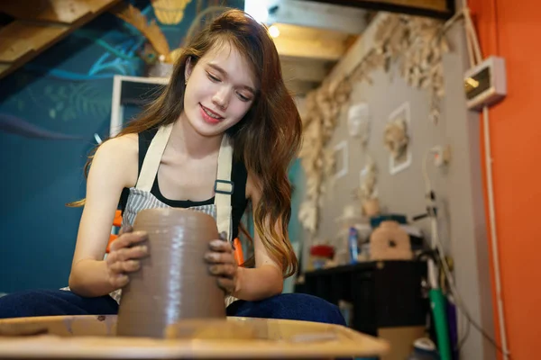 도자기 그릇을 만드는 수공예 도구를 사용하는 아름다운 여성의 모습을 가까이 — 스톡 사진
