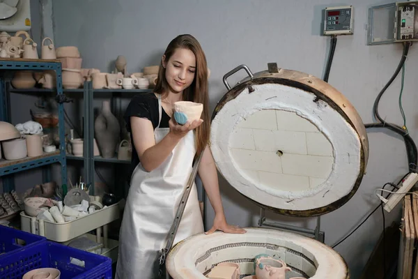 做陶瓷陶器的漂亮女人 妇女在自由职业 业余爱好中的概念 — 图库照片