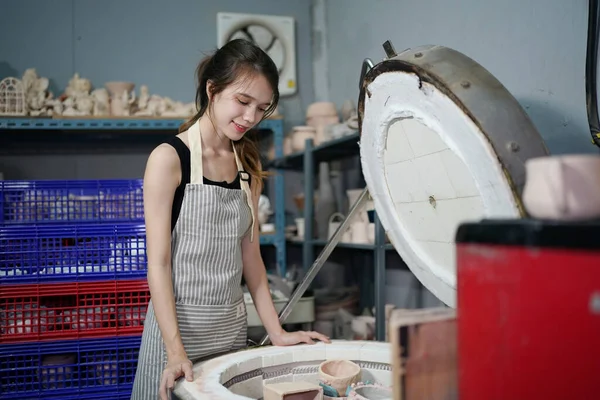 做陶瓷陶器的漂亮女人 妇女在自由职业 业余爱好中的概念 — 图库照片