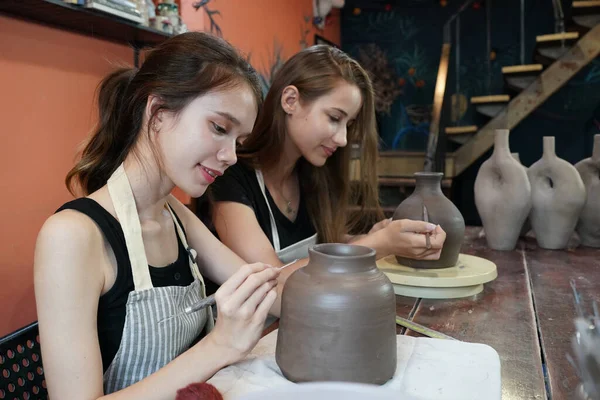 Artisans Assis Table Travaillant Avec Des Vases Argile Fond Poterie — Photo