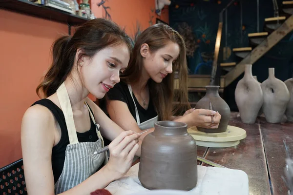 Řemeslnice Sedí Stolu Pracuje Hliněnými Vázami Keramiky Pozadí Majitel Firmy — Stock fotografie
