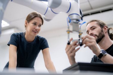 Metal üretim endüstrisinde çalışan endüstriyel fabrika çalışanları