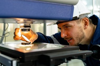 Endüstriyel fabrika çalışan metal İmalat sektöründe çalışan