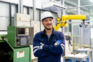 Endüstriyel fabrika çalışan metal İmalat sektöründe çalışan