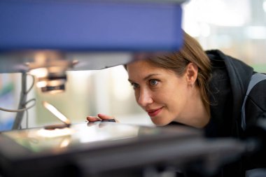 Endüstriyel fabrika çalışan metal İmalat sektöründe çalışan