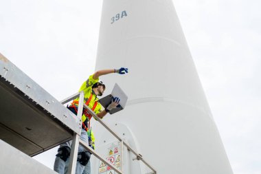 Rüzgar türbini servis mühendisi bakım ve inşaat sahasında teftiş planı, yenilenebilir elektrik jeneratörü.