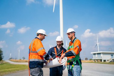 Rüzgar türbini servis mühendisi bakım ve inşaat sahasında teftiş planı, yenilenebilir elektrik jeneratörü.