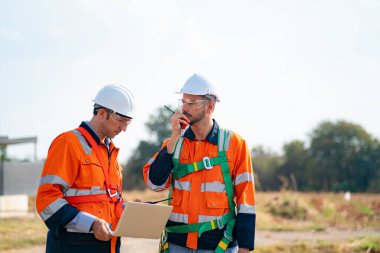 Rüzgar türbini servis mühendisi bakım ve inşaat sahasında teftiş planı, yenilenebilir elektrik jeneratörü.