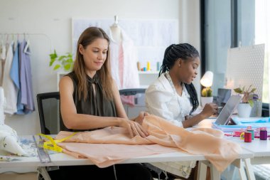 Genç yaratıcı kadınlar bir stüdyoda başlangıç iş.