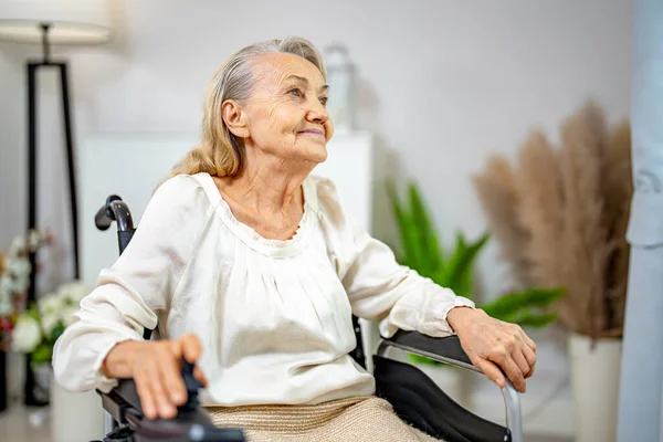 Hasta Yaşlı Kadın Elinde Ilaç Şişesiyle Öksürüyor — Stok fotoğraf