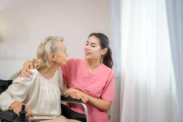 Donna Anziana Infermiera Casa Sanità Ragazza Operaia Preoccupa Anziani Donna — Foto Stock