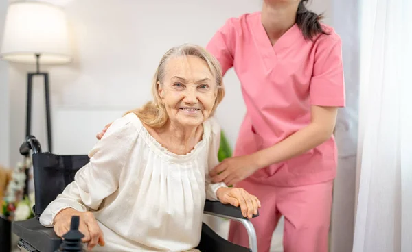 Oudere Vrouw Verpleegster Thuis Gezondheidszorg Werknemer Meisje Geeft Senior Vrouwelijke — Stockfoto