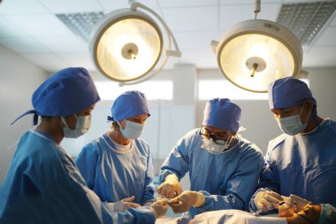 Cerrahlar ameliyathanede çalışıyor. 