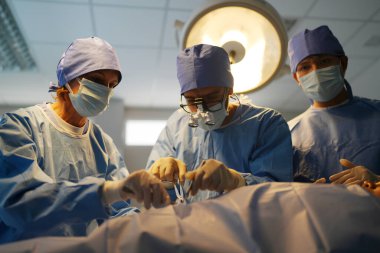 Cerrahlar ameliyathanede çalışıyor.  