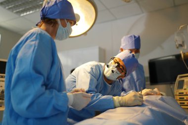 Cerrahlar ameliyathanede çalışıyor. 