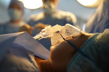 Cerrahlar ameliyathanede çalışıyor. 