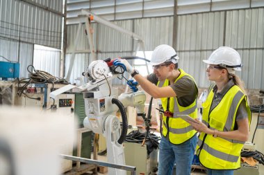 Fabrikada işçiler, üretim mühendisliği.