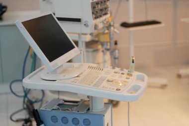 Hastanedeki ameliyat odasında ekipman var..