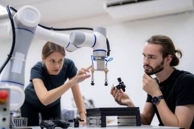 Metal üretim endüstrisinde çalışan endüstriyel fabrika çalışanları